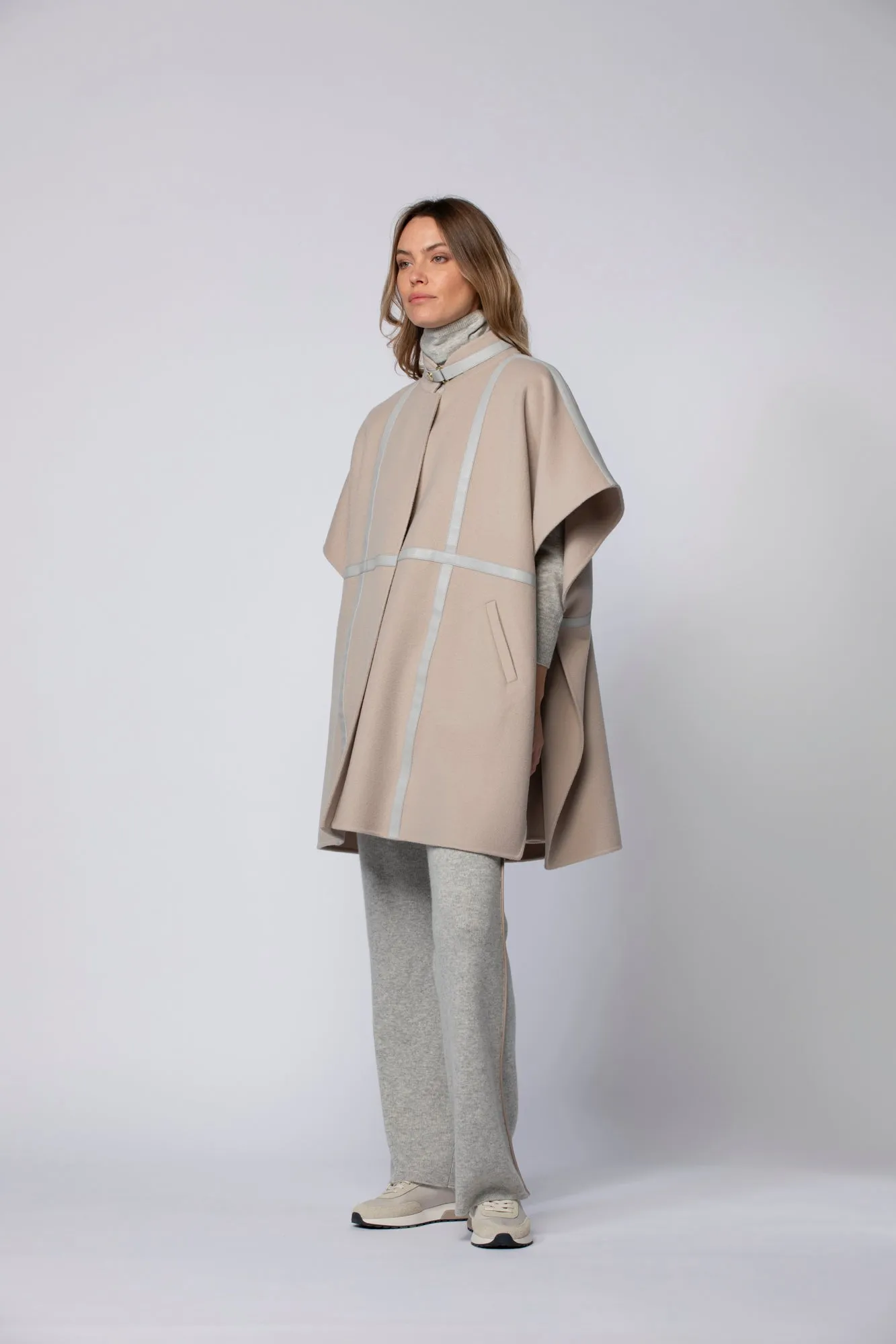 CAPE AVEC DETAILLE EN CUIR